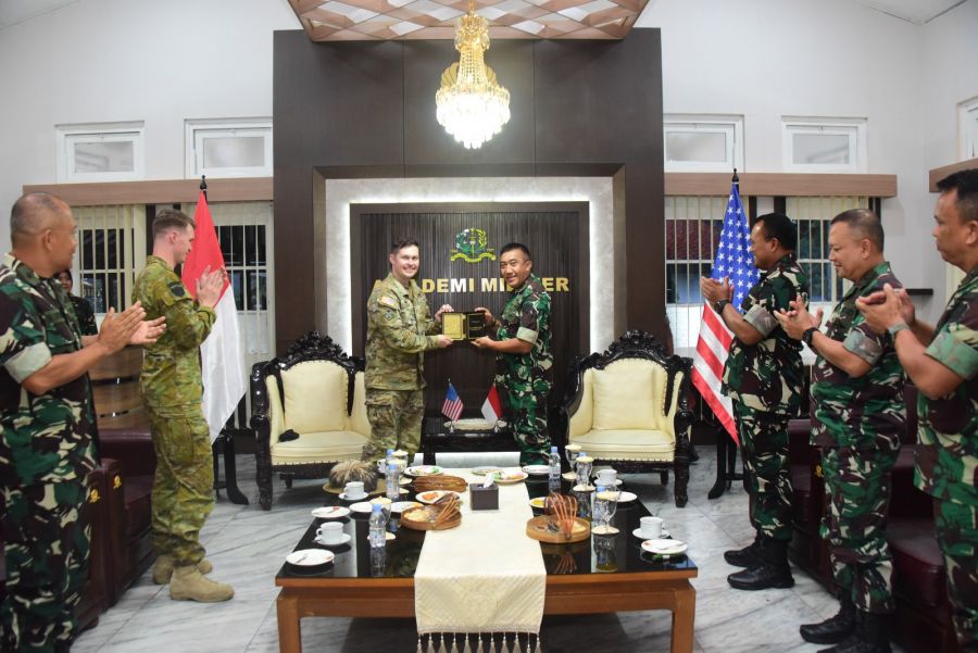 Gubernur Akmil Lepas Instruktur Amerika Serikat 