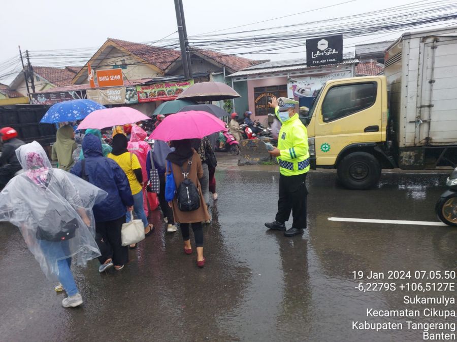 Hari Jumat Berkah: Protap Gatur Lalin Polsek Cikupa Menciptakan Kelancaran Trafik