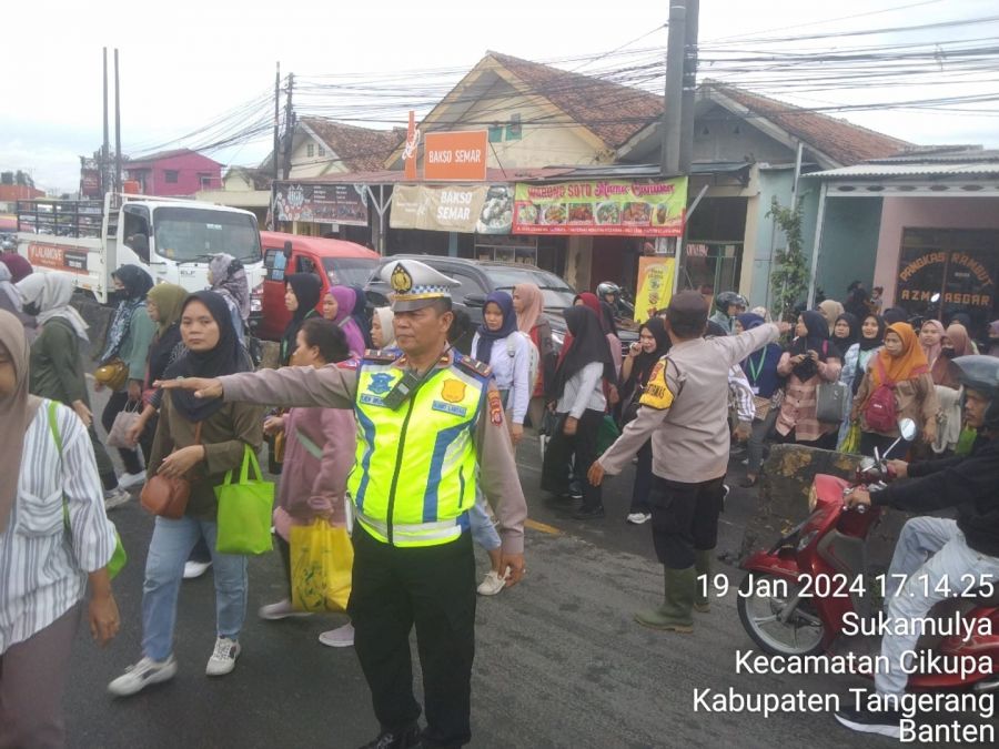 Operasi Pengaturan Lantas Jum'at Sore di Jalan Raya Serang oleh Anggota Polsek Cikupa