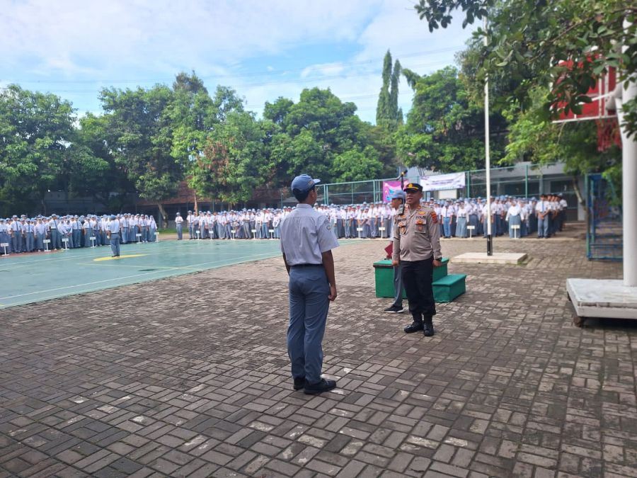 Pembinaan Upacara dan Himbauan Kamtibmas di SMA Negeri 4 Kabupaten Tangerang Oleh Wakapolsek Cikupa