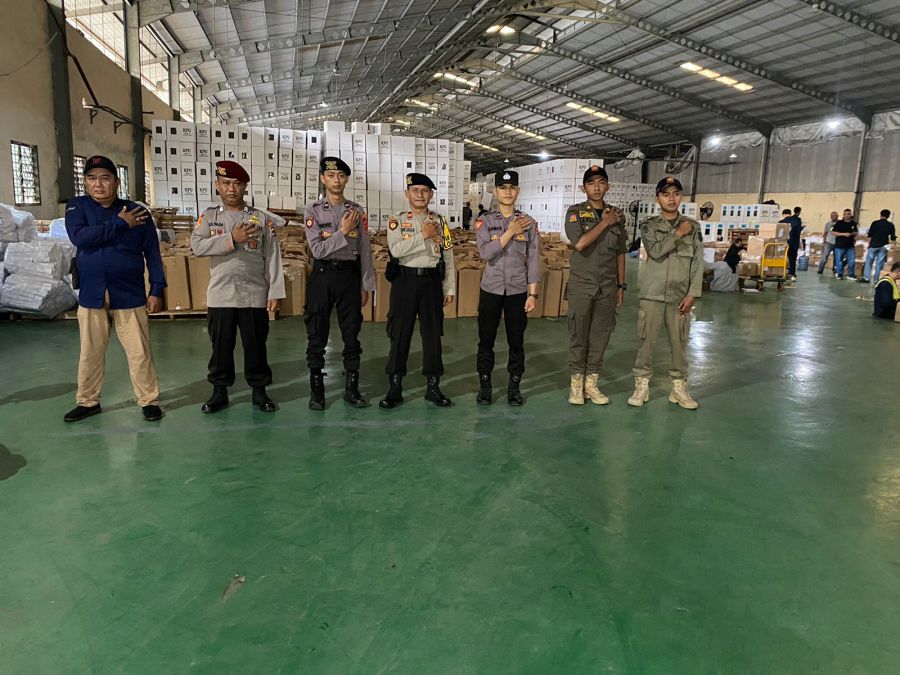 Pengamanan Ketat Packing Logistik Tahap 2 Gudang Logistik Pemilu Desa Bojong Dijaga Oleh Kepolisian
