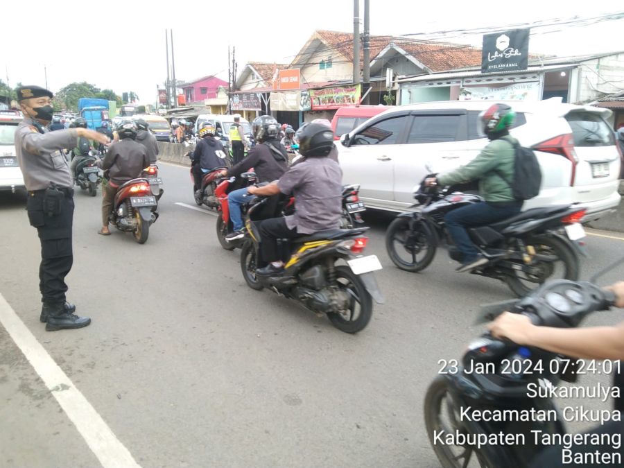 Pengaturan Lalu Lintas oleh Anggota Polsek Cikupa untuk Menciptakan Kamseltibcar Lantas