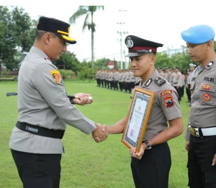 Pesilat Peraih Emas SEA Games, Briptu Khoirudin Mustakim Terima Kenaikan Pangkat