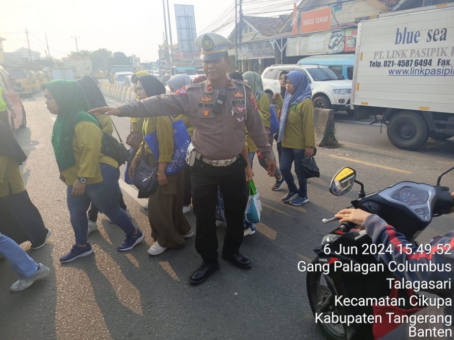 Polsek Cikupa Pastikan Kamseltibcar Lantas di Depan PT. Cingluh